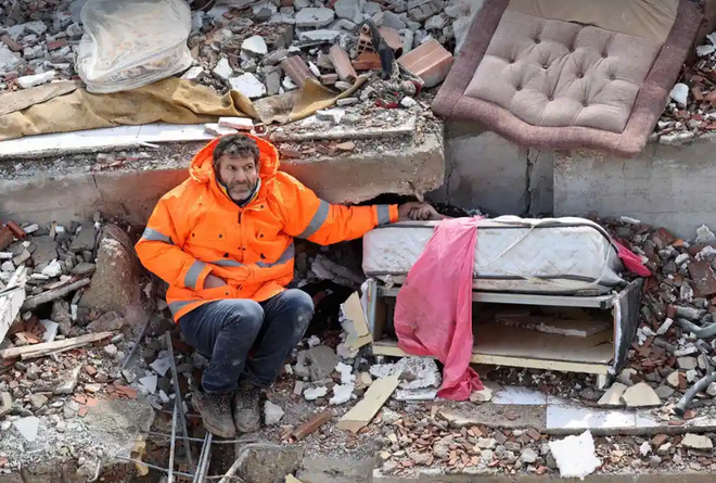 Ám ảnh cảnh cha không buông tay con gái mất vì động đất ở Thổ Nhĩ Kỳ ảnh 1