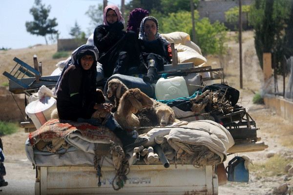 Dân thường Syria chạy khỏi các khu vực IS chiếm đóng tại Raqqa ngày 8/6. (Nguồn: EPA/TTXVN) Liên quân do Mỹ đứng đầu không kích Raqqa, 7 dân thường thiệt mạng ảnh 1