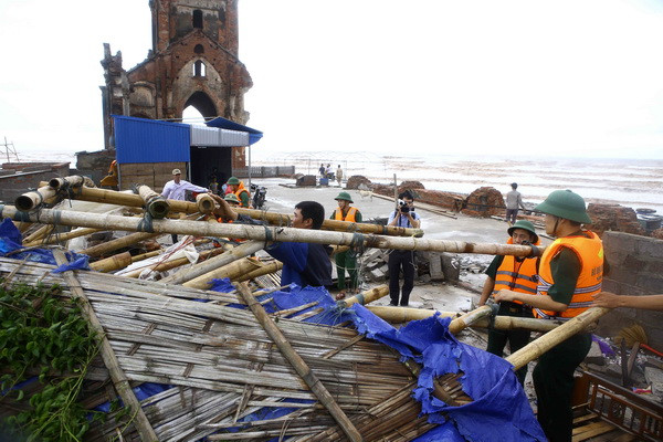 Nam Định thiệt hại nặng do bão số 1, một cảnh sát bị thương ảnh 1