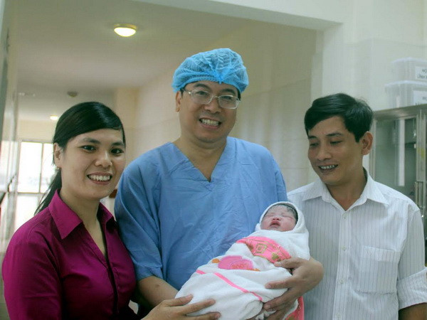 Thừa Thiên Huế: Bé gái đầu tiên ra đời nhờ mang thai hộ ảnh 1