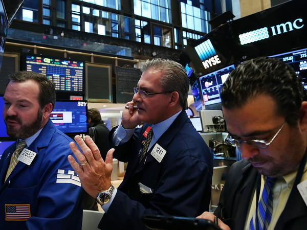 Chứng khoán Mỹ đồng loạt giảm sau phát biểu của Thủ tướng Anh ảnh 1