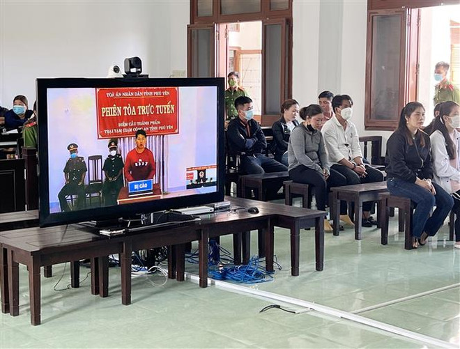 Quang cảnh phiên tòa trực tuyến. (Ảnh: Phạm Cường/TTXVN) Lần đầu tiên Tòa án tỉnh Phú Yên mở phiên tòa xét xử trực tuyến ảnh 2