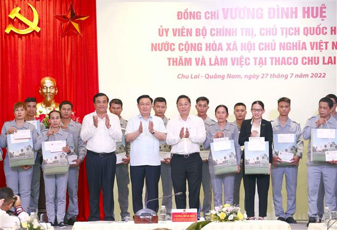 Chủ tịch Quốc hội Vương Đình Huệ tặng quà cán bộ, công nhân viên, người lao động là con em gia đình thương binh, liệt sĩ làm việc tại Công ty Cổ phần Tập đoàn Trường Hải. (Ảnh: Doãn Tấn/TTXVN) Chủ tịch Quốc hội: Chủ trương phát triển kinh tế tư nhân là đúng đắn ảnh 3
