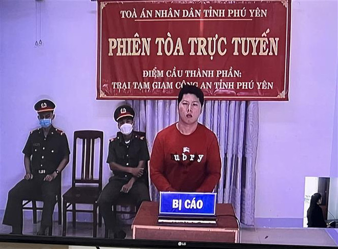 Bị cáo Trương Ngọc Tuấn bị phạt 15 năm tù về tội Giết người. (Ảnh: Phạm Cường/TTXVN) Lần đầu tiên Tòa án tỉnh Phú Yên mở phiên tòa xét xử trực tuyến ảnh 1
