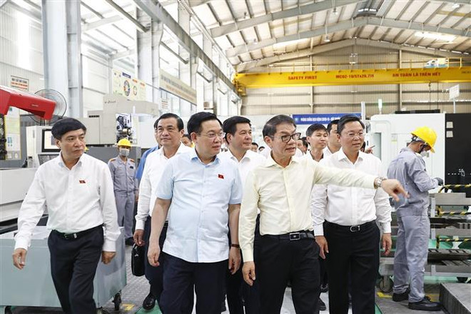 Chủ tịch Quốc hội Vương Đình Huệ thăm dây chuyền lắp giáp và sản xuất ôtô của Tập đoàn Trường Hải. (Ảnh: Doãn Tấn/TTXVN) Chủ tịch Quốc hội: Chủ trương phát triển kinh tế tư nhân là đúng đắn ảnh 1