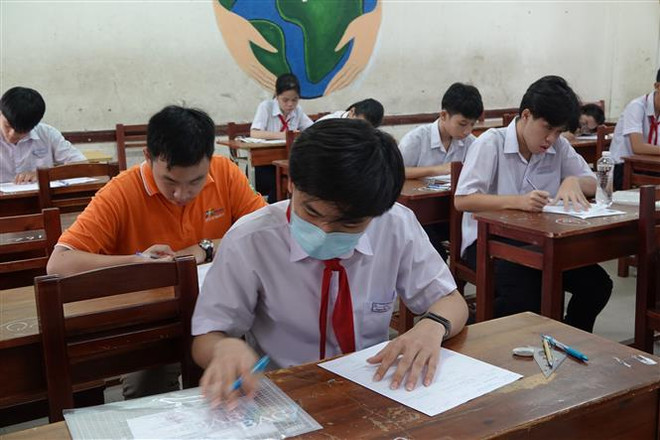 Các thí sinh làm thủ tục dự thi Kỳ thi tuyển sinh lớp 10 Trung học Phổ thông tại thành phố Đà Nẵng. (Ảnh: Văn Dũng/TTXVN) Đà Nẵng hoàn thành chấm thi tuyển sinh lớp 10 Trung học Phổ thông ảnh 1
