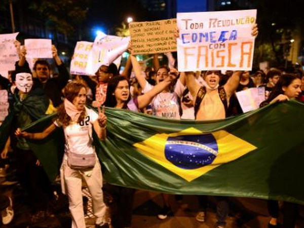 Brazil: Tuần hành phản đối tăng giá vé phương tiện công cộng ảnh 1