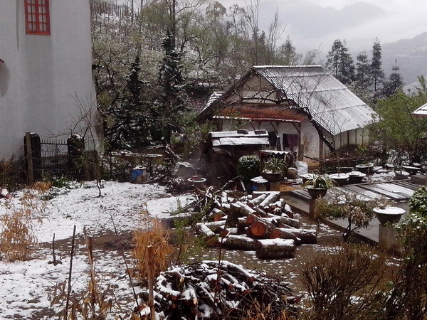 Lào Cai: Hơn 3.000 du khách đổ dồn lên Sa Pa ngắm tuyết rơi ảnh 1