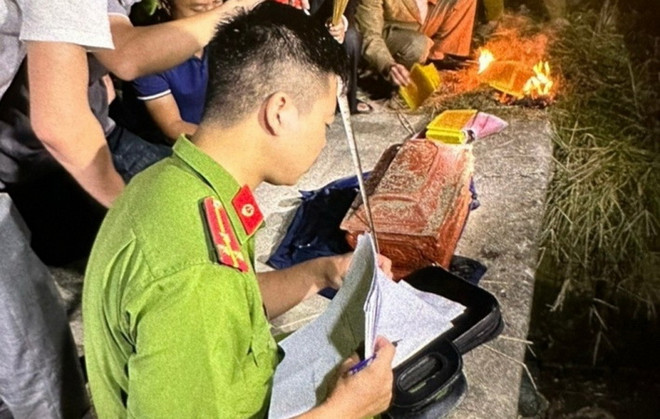 Công an tỉnh Thái Bình tiến hành đo đạc, khám nghiệm hiện trường nơi đối tượng Nho giấu tiểu đựng hài cốt của người quá cố. (Nguồn: baolaodong) Vụ lấy cắp hài cốt đòi tiền chuộc: Bàn giao hài cốt cho gia đình ảnh 1