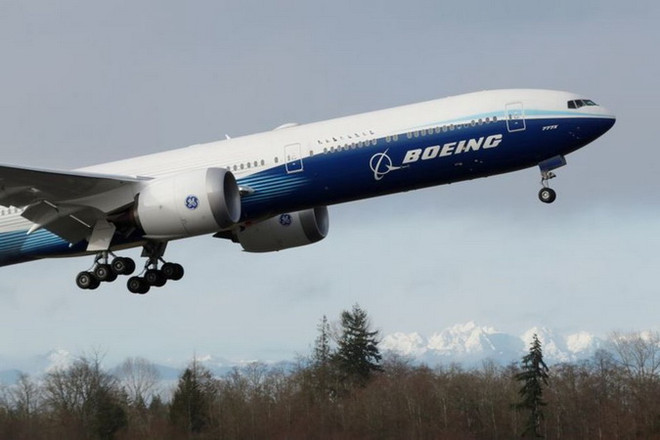Một chiếc máy bay Boeing 777X cất cánh trong chuyến bay thử nghiệm đầu tiên từ nhà máy của công ty ở Everett, Washington, Hoa Kỳ vào ngày 25/1/2020. (Nguồn: usnews) Mỹ thận trọng trong quá trình cấp phép dòng máy bay 777X của Boeing ảnh 1