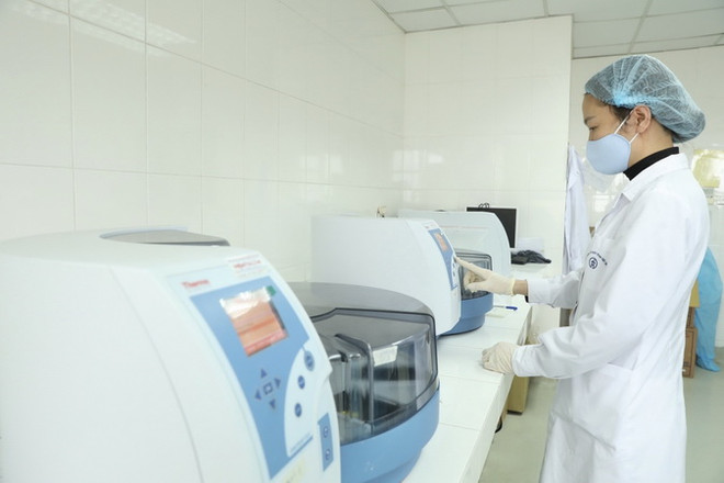 Nhân viên CDC Hà Nội làm xét nghiệm COVID-19. (Ảnh: Minh Quyết/TTXVN) Hà Nội ghi nhận 2 trường hợp tái dương tính với SARS-CoV-2 ảnh 1