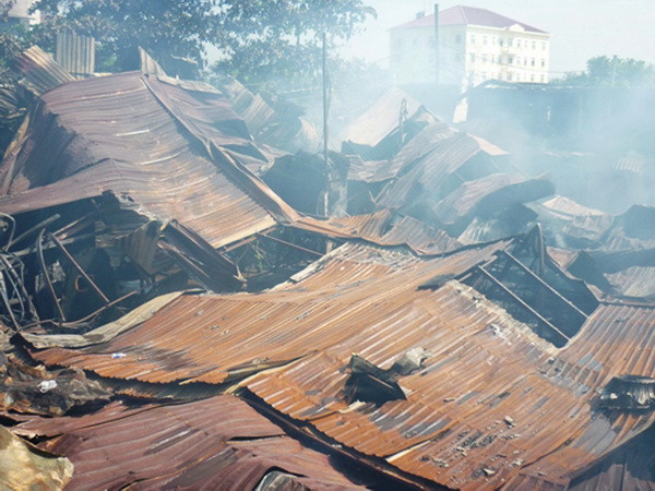 TP.HCM: Cháy lớn tại công ty gỗ, hơn 900m2 nhà xưởng đổ sập ảnh 1