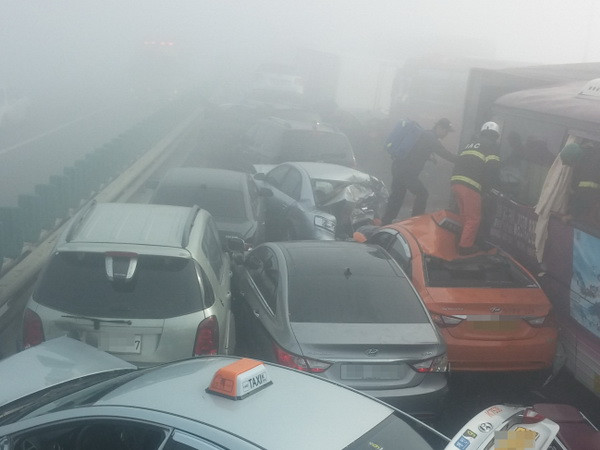 Cảnh sát vẫn phong tỏa hai đầu cầu Yeongjong sau vụ 100 xe đâm ảnh 1