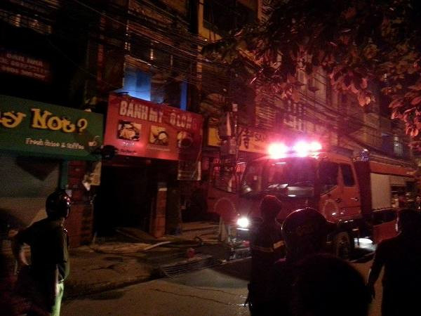 Cháy hiệu bánh mỳ Ô Long trong khu tập thể Nam Đồng ảnh 2