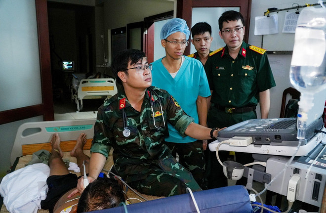 Các bác sỹ siêu âm cho người bệnh ngay tại Bệnh xá đảo Trường Sa. (Ảnh: TTXVN phát) ttxvn_1106_cap cuu (3).jpg