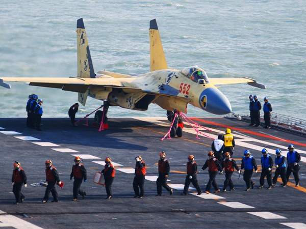 Tàu sân bay và máy bay J-15 TQ tập trận bắn đạn thật ảnh 1