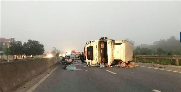 Xe ôtô đông lạnh tông vào dải phân cách, 2 người bị thương ảnh 1