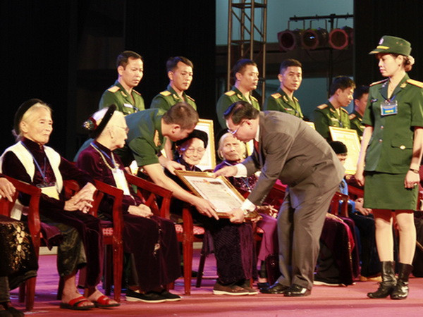 Tổ chức lễ truy tặng danh hiệu Bà mẹ Việt Nam Anh hùng ảnh 1