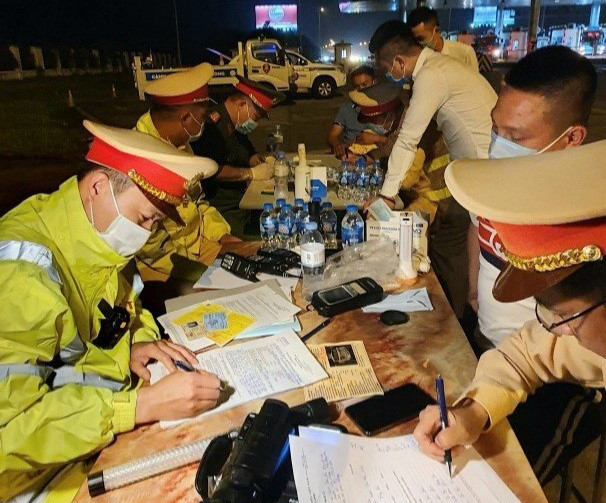 Xử lý gần 13.500 trường hợp vi phạm nồng độ cồn trong 3 tuần qua ảnh 1