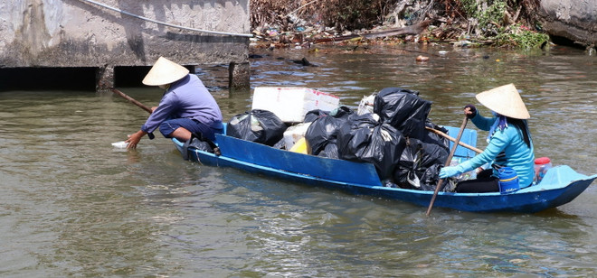Vớt rác trên sông ở huyện Vĩnh Thuận, tỉnh Kiên Giang. (Ảnh: Lê Huy Hải/TTXVN) Hành động vì thiên nhiên và đổi mới vì một đại dương bền vững ảnh 1
