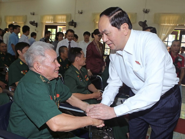 Chủ tịch nước thăm và tặng quà thương bệnh binh tại tỉnh Hà Nam ảnh 1