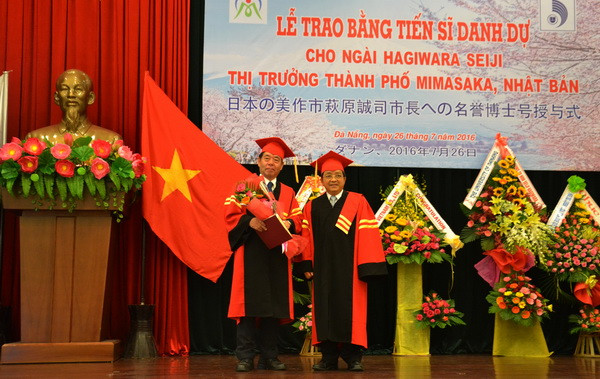 Tặng danh hiệu Tiến sỹ danh dự cho Thị trưởng thành phố của Nhật ảnh 1