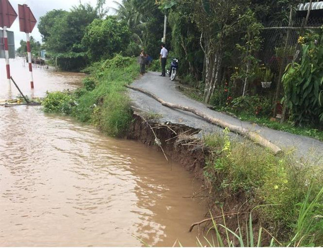 Sạt lở bờ rạch Cái Sắn, phường Mỹ Thạnh, thành phố Long Xuyên. (Ảnh: Thanh Sang/TTXVN) An Giang ban bố tình huống khẩn cấp sạt lở rạch Cái Sắn ảnh 1
