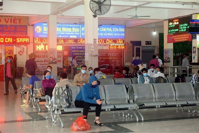 Các bến xe tăng cường công tác phòng chống dịch COVID-19, (Ảnh: Nguyễn Văn Cảnh/TTXVN) Dịch COVID-19: Ngăn chặn nguồn lây bệnh từ dịch vụ vận tải ảnh 2
