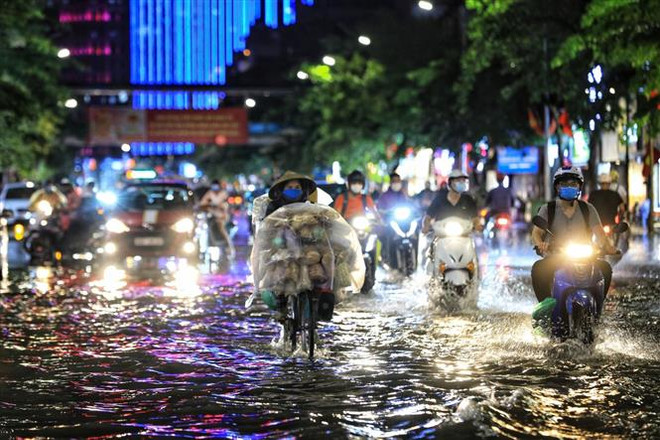 Cả nước nắng nóng, chiều tối có mưa dông kèm thời tiết nguy hiểm ảnh 1