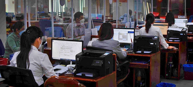 Hệ thống tiếp nhận, xử lý các thủ tục hành chính ở Cà Mau đều minh bạch, tinh gọn và liên thông, từ đó nâng cao mức độ hài lòng của người dân, doanh nghiệp. (Ảnh: Huỳnh Anh/TTXVN) ttxvn-2612-hanh-chinh-ca-mau-2648.jpg