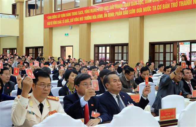 Các đại biểu biểu quyết tại Đại hội. (Ảnh: Quốc Hùng-Đặng Tuấn/TTXVN) Lâm Đồng tiếp tục chuyển đổi mô hình, nâng cao chất lượng tăng trưởng ảnh 3