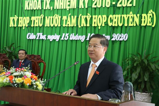 Ông Trần Việt Trường phát biểu sau khi được bầu giữ chức Chủ tịch UBND Thành phố Cần Thơ. (Ảnh: Ngọc Thiện/TTXVN) Ông Trần Việt Trường được bầu giữ chức Chủ tịch UBND thành phố Cần Thơ ảnh 1