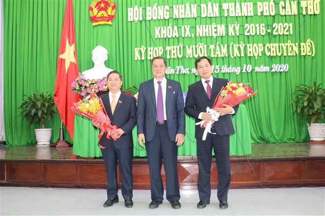 Chủ tịch UBND thành phố Trần Việt Trường (trái) và nguyên Chủ tịch UBND thành phố Lê Quang Mạnh. (Ảnh: Ngọc Thiện/TTXVN) Ông Trần Việt Trường được bầu giữ chức Chủ tịch UBND thành phố Cần Thơ ảnh 2