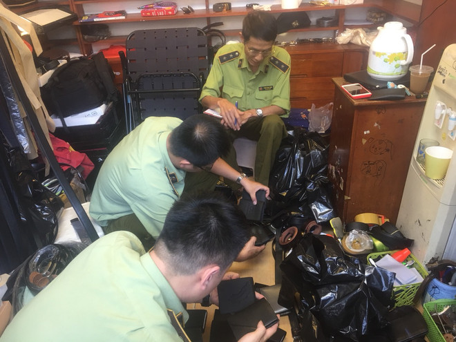 Hà Nội: Thu giữ số lượng lớn đồ thời trang không rõ nguồn gốc xuất xứ ảnh 1