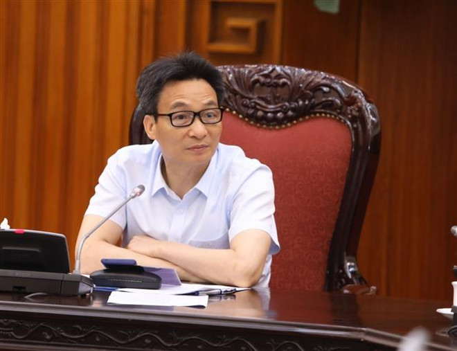 Phó Thủ tướng Vũ Đức Đam chủ trì cuộc họp. (Ảnh: Văn Điệp/TTXVN) ''Việt Nam kiểm soát tốt nhưng chưa chiến thắng dịch COVID-19'' ảnh 1