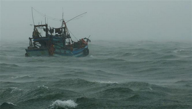 Sóng to gió lớn, công tác cứu hộ tàu cá ngư dân Cà Mau gặp khó khăn ảnh 1