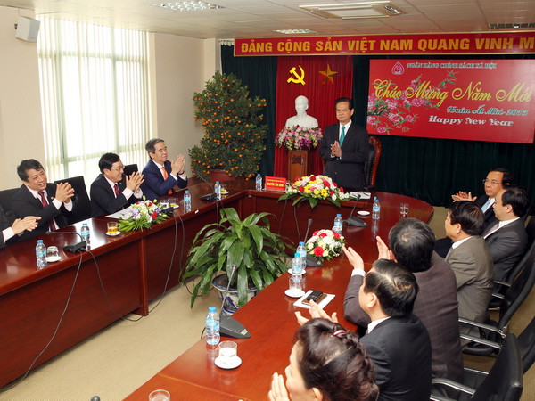 Thủ tướng thăm, chúc Tết cán bộ Ngân hàng Chính sách xã hội ảnh 1