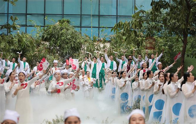 Các y, bác sỹ Bệnh viện Hùng Vương trình diễn nghệ thuật trong chương trình. (Ảnh: Đinh Hằng/TTXVN) Hơn 100 y, bác sỹ vào vai ca sỹ, người mẫu trong ''Mầm sống'' ảnh 1
