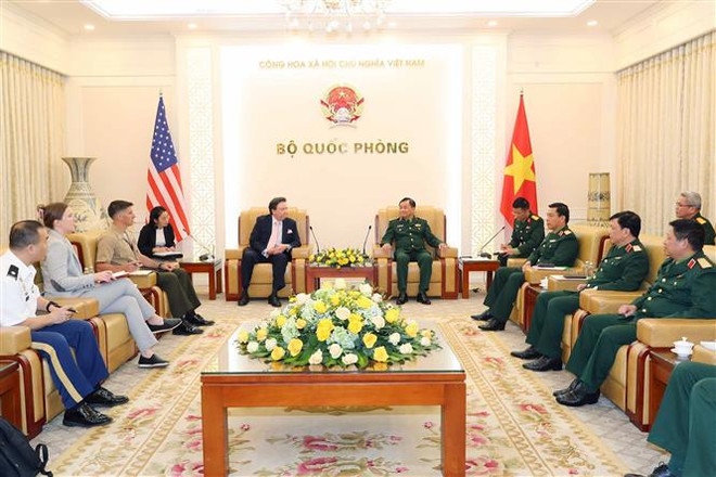 Thượng tướng Hoàng Xuân Chiến, Thứ trưởng Bộ Quốc phòng tiếp Ngài Marc E. Knapper, Đại sứ Hoa Kỳ tại Việt Nam và các thành viên trong đoàn. (Ảnh: Trọng Đức/TTXVN) Việt Nam-Hoa Kỳ thúc đẩy hợp tác khắc phục hậu quả bom mìn ảnh 1