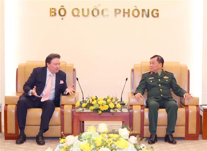 Thượng tướng Hoàng Xuân Chiến, Thứ trưởng Bộ Quốc phòng tiếp Ngài Marc E. Knapper, Đại sứ Hoa Kỳ tại Việt Nam. (Ảnh: Trọng Đức/TTXVN) Việt Nam-Hoa Kỳ thúc đẩy hợp tác khắc phục hậu quả bom mìn ảnh 2