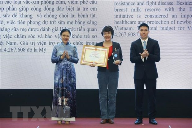 Chủ tịch Liên hiệp các tổ chức hữu nghị Việt Nam Nguyễn Phương Nga (trái) và Phó Chủ tịch kiêm Tổng Thư ký Liên hiệp Hữu nghị-Phó Chủ nhiệm Ủy ban công tác về các tổ chức phi chính phủ nước ngoài Phan Anh Sơn (phải) trao Bằng khen và biểu trưng cho các tổ chức phi chính phủ nước ngoài năm 2020. (Ảnh: Văn Điệp/TTXVN) Đổi mới và nâng cao hiệu quả đối ngoại nhân dân trong tình hình mới ảnh 2