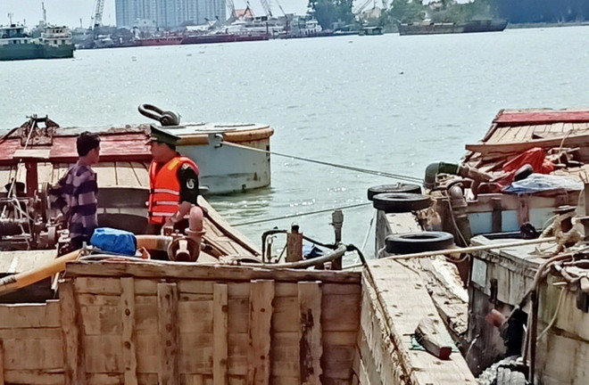 TP.HCM: Tạm giữ 2 phương tiện thủy vận chuyển cát trái phép ảnh 1