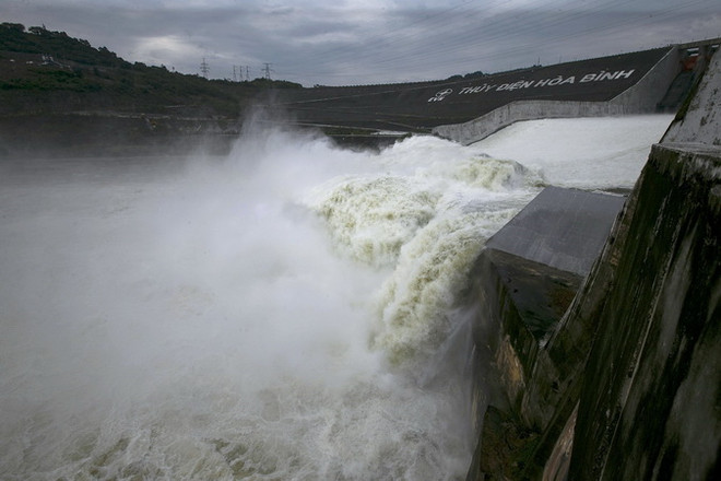 Mở thêm hai cửa xả đáy hồ Hòa Bình và một cửa xả của hồ Sơn La ảnh 1