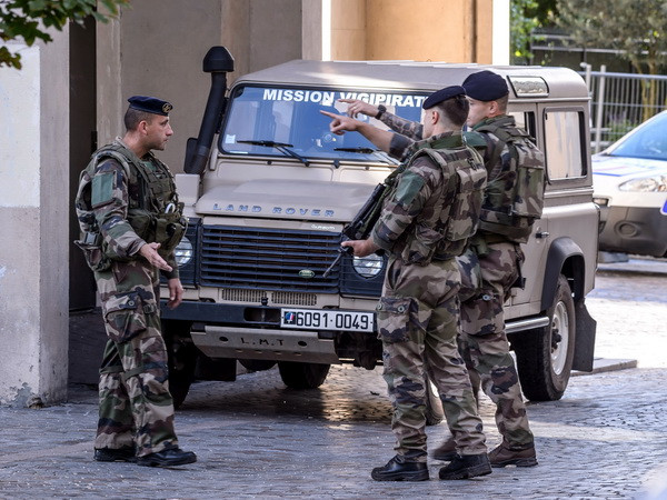 Cảnh sát Pháp nổ súng, bắt giữ nghi can đâm xe vào binh sỹ ảnh 1