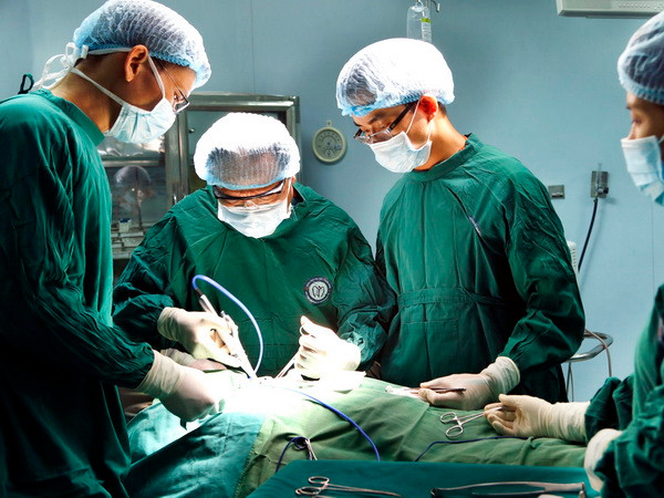 Gắp nội soi thành công cho bệnh nhân kẹt hàm răng giả trong thực quản ảnh 1