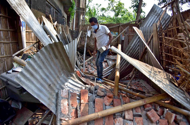Nhiều công trình ở bang Assam đã bị sập do động đất. (Nguồn: Reuters) Động đất cường độ 6,4 tại Ấn Độ khiến nhiều công trình bị nứt ảnh 1