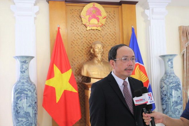 Ông Lê Thái Bình, Phó Bí thư thường trực Đảng ủy tại Campuchia trả lời phỏng vấn báo chí. (Ảnh: Hoàng Minh/TTXVN) Kỷ niệm 133 năm Ngày sinh Chủ tịch Hồ Chí Minh tại Campuchia ảnh 2