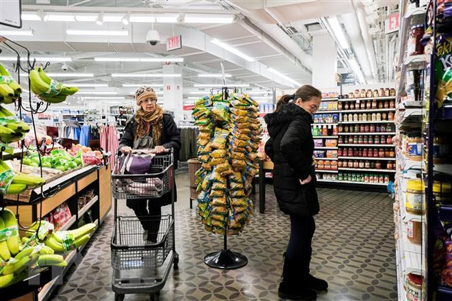 Khách hàng chọn mua đồ trong siêu thị ở Queens, New York. (Ảnh: THX/TTXVN) Nguyên nhân nào khiến đồng bạc xanh tăng giá trở lại? ảnh 3