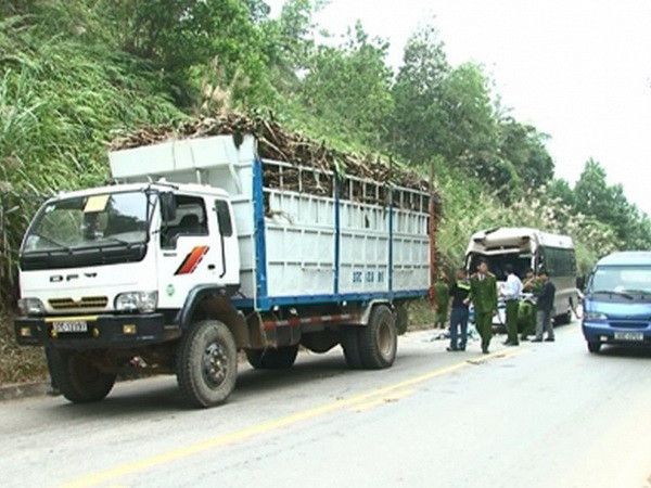 Thanh Hóa: Xe khách đâm vào xe chở mía, làm 11 người bị thương ảnh 1