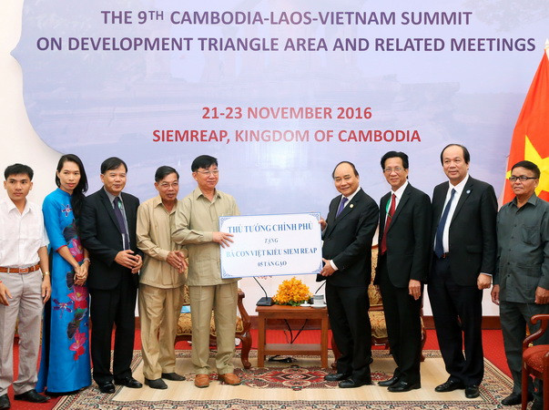 Tặng 5 tấn gạo cho Việt kiều nghèo sinh sống ở Campuchia ảnh 1